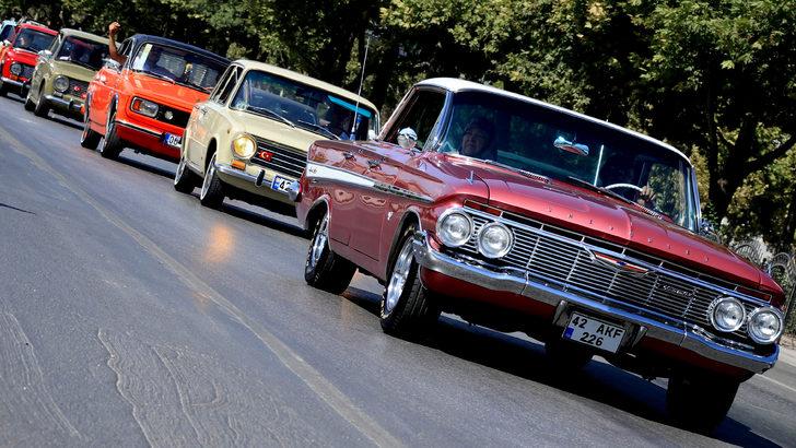 Konya'da klasik otomobil tutkunlarından "30 Ağustos"a özel konvoy G4