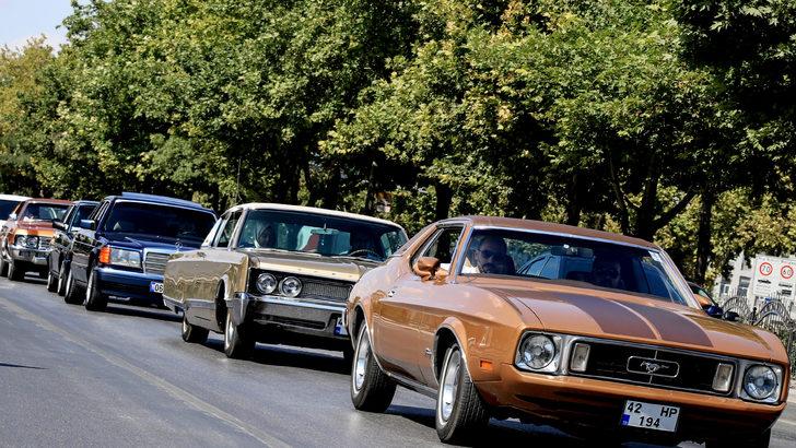 Konya'da klasik otomobil tutkunlarından "30 Ağustos"a özel konvoy G5