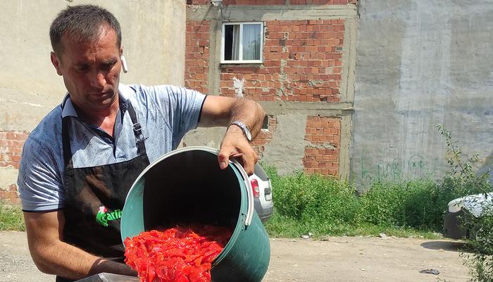 Salça zamanı ev ev gezip bir günde 5 bin TL kazanıyor! Yoğun tempoda