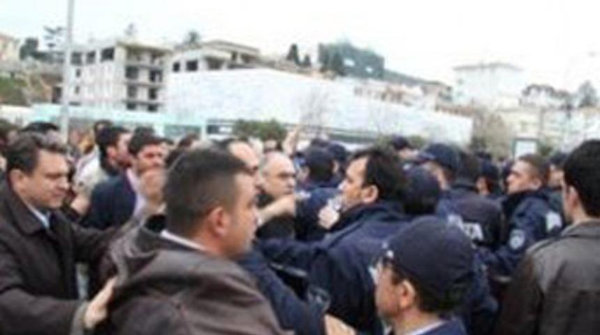 B&uuml;y&uuml;kada'da meydan kavgası