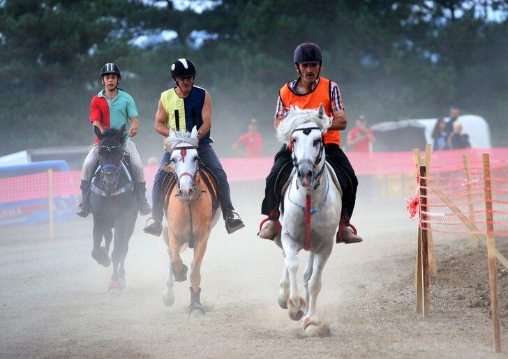 Kastamonu'da 31. Geleneksel Atatürk ve İstiklal Kupası At Yarışları düzenlendi G1