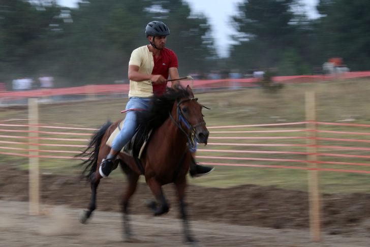 Kastamonu'da 31. Geleneksel Atatürk ve İstiklal Kupası At Yarışları düzenlendi G4