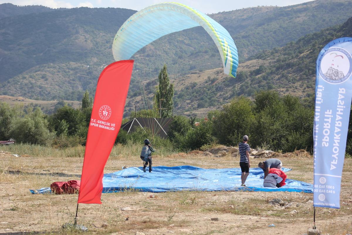 Afyonkarahisar'da yama&ccedil; paraş&uuml;t&uuml; pilotları "B&uuml;y&uuml;k Taarruz" i&ccedil;in havalandı