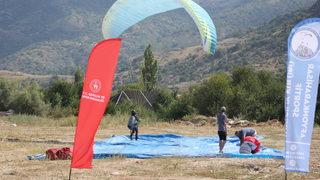Afyonkarahisar'da yamaç paraşütü pilotları Büyük Taarruz için havalandı