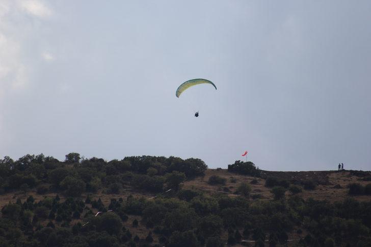 Afyonkarahisar'da yamaç paraşütü pilotları "Büyük Taarruz" için havalandı G2
