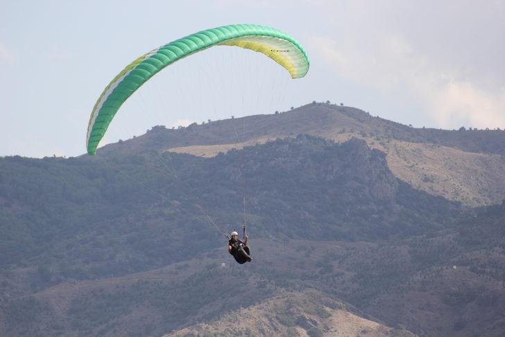 Afyonkarahisar'da yamaç paraşütü pilotları "Büyük Taarruz" için havalandı G3