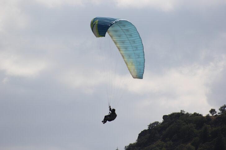 Afyonkarahisar'da yamaç paraşütü pilotları "Büyük Taarruz" için havalandı G5