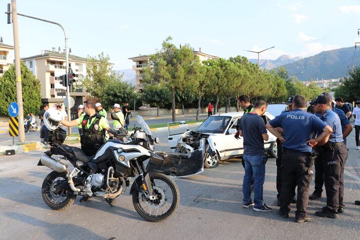 Denizli'de polis aracı ile otomobilin çarpışması sonucu 9 kişi yaralandı G1