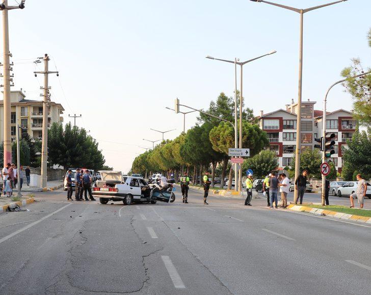Denizli'de polis aracı ile otomobilin çarpışması sonucu 9 kişi yaralandı G2