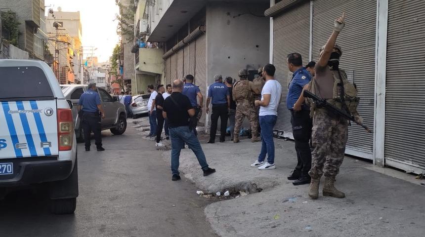 'Dur' ihtarına uymayıp bir eve girdi! Küçük çocuğa dehşeti yaşattı