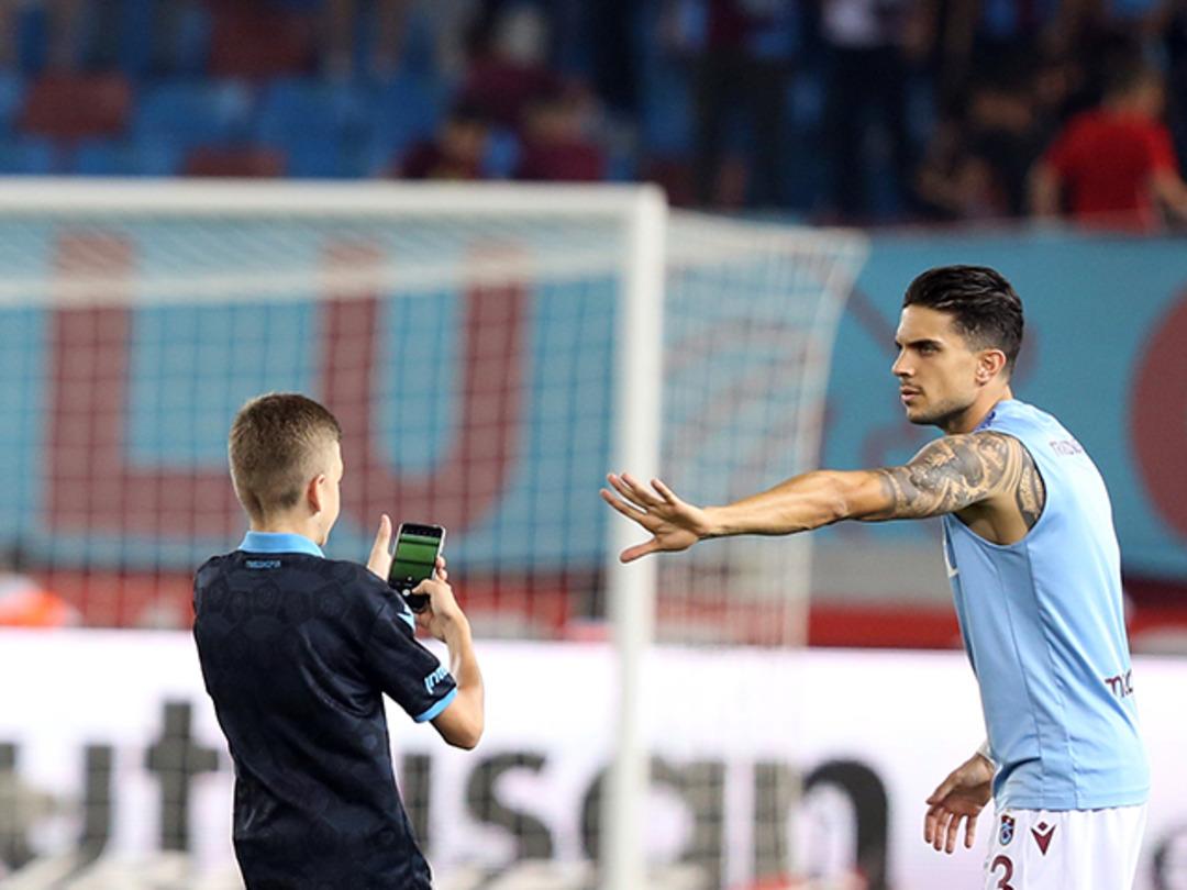 Trabzonspor - Galatasaray ma&ccedil;ı &ouml;ncesinde taraftar sahaya daldı, yeni transfere koştu! Marc Bartra'dan b&uuml;y&uuml;k jest...
