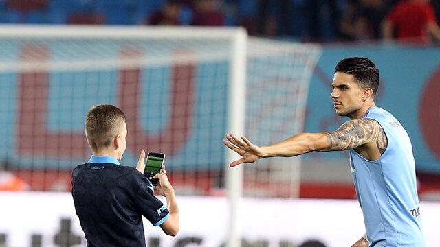 Trabzonspor - Galatasaray maçı öncesinde taraftar sahaya daldı, yeni transfere koştu! Marc Bartra'dan büyük jest...