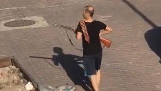 Alkoliklere kızdı, polisle çatıştı! Mahalleli neye uğradığını şaşırdı: Kadın müşterim varken pantolonunu indiriyor