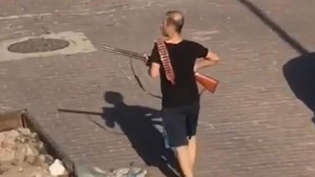 Alkoliklere kızdı, polisle çatıştı! Mahalleli neye uğradığını şaşırdı: Kadın müşterim varken pantolonunu indiriyor