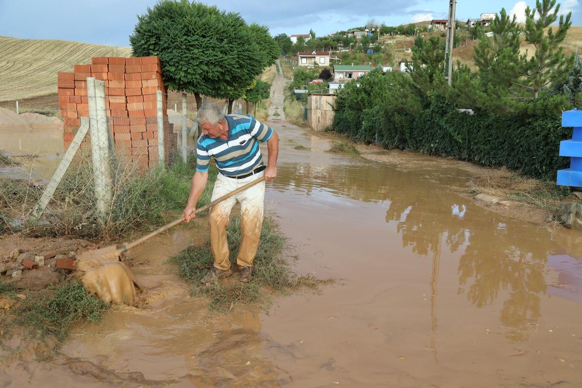 &Ccedil;ubuk'ta sağanak nedeniyle su baskınları yaşandı