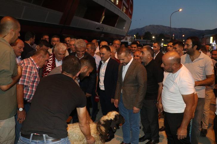 AK Parti'li Yıldırım, Anagold 24Erzincanspor-Tarsus İdman Yurdu maçını izledi G3