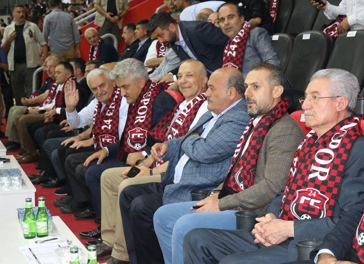 AK Parti'li Yıldırım, Anagold 24Erzincanspor-Tarsus İdman Yurdu maçını izledi G4