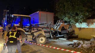 Kartal'da alkollü sürücü dehşet saçtı! Aracın altında kalan yaralılar iş makinası ile kurtarıldı