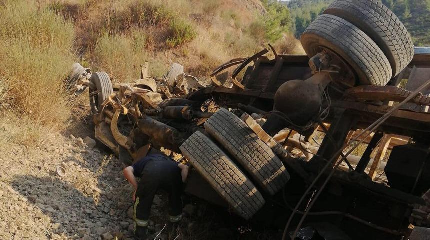 Manisa'da devrilen kamyonun sürücüsü öldü