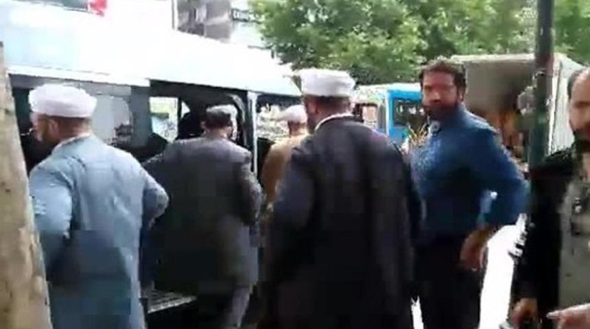 Kadınlara tesettür uyarısı yapan sarıklı gruba tepki: Defolun buradan