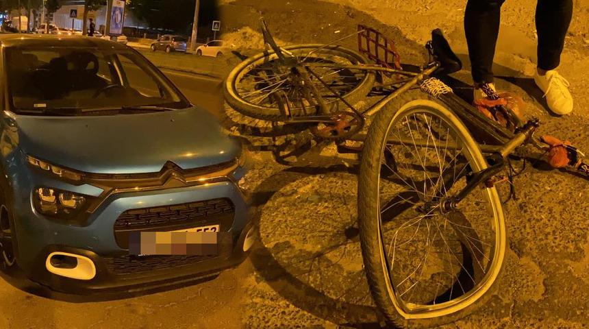 Yolda yürüyen kadının cep telefonunu çaldı, kaçarken otomobil çarptı