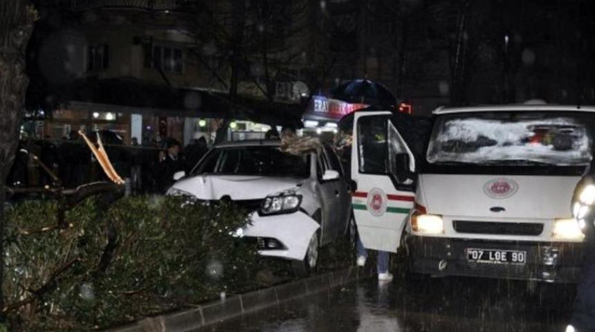 Aracında uğradığı silahlı saldırıda &ouml;ld&uuml;