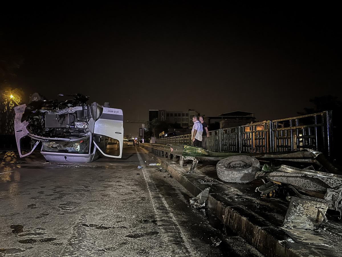 Bursa'da devrilen minib&uuml;s&uuml;n s&uuml;r&uuml;c&uuml;s&uuml; yaralandı