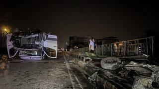 Bursa'da devrilen minibüsün sürücüsü yaralandı