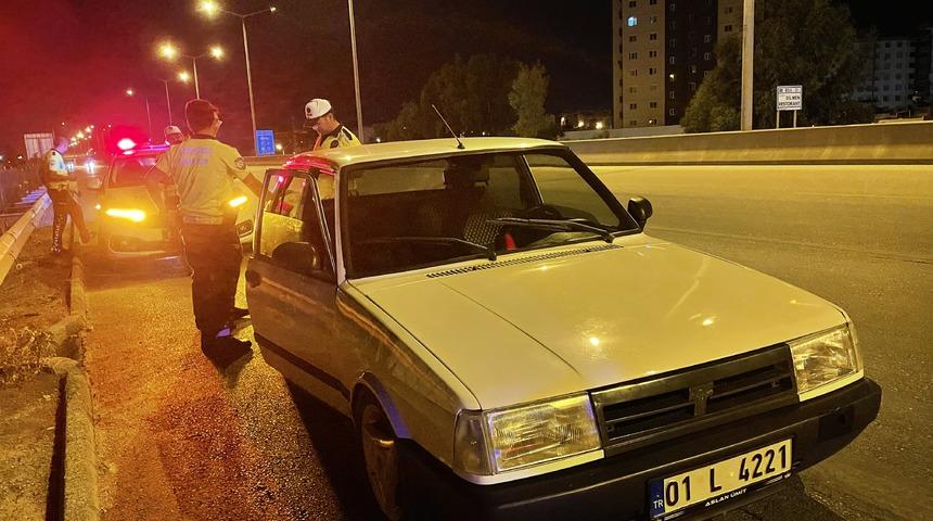 Adana'da otomobille polisten kaçmaya çalışan şüpheli yakalandı