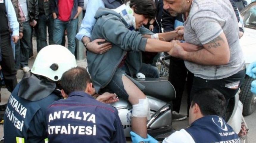 Ayağına saplanan demirle hastaneye götürüldü