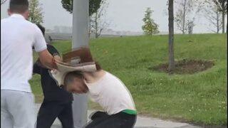 Şaşkına çeviren anlar kamerada! Taksi ücretini ödemeden kaçmaya çalışınca hayatının şokunu yaşadı