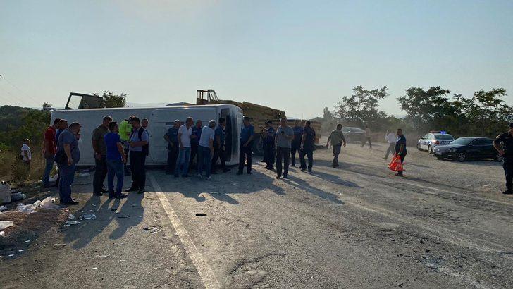 Balıkesir'de midibüs devrildi, 17 kişi yaralandı G1