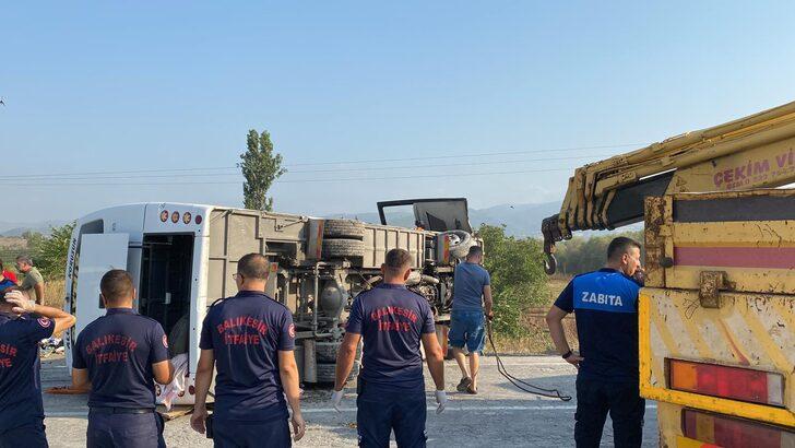 Balıkesir'de midibüs devrildi, 17 kişi yaralandı G2