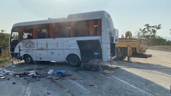 Balıkesir'de midibüs devrildi, 17 kişi yaralandı G4