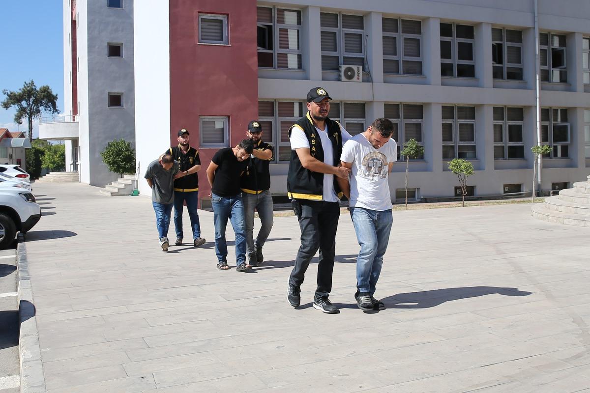 Adana'da metruk evde erkek cesedi bulunmasıyla ilgili 3 kişi tutuklandı