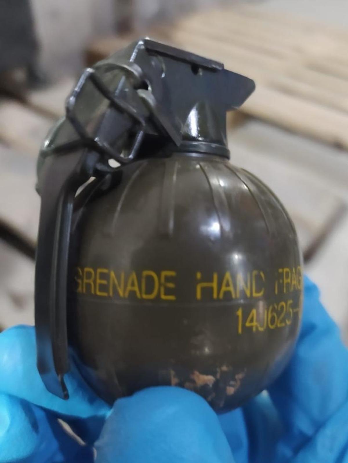 Van'da iki el bombası ile g&uuml;mr&uuml;k ka&ccedil;ağı malzemeler ele ge&ccedil;irildi