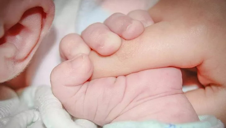 Mantıklı geliyor olabilir ama bebek bakımında asla yapmamanız gerekenler G1