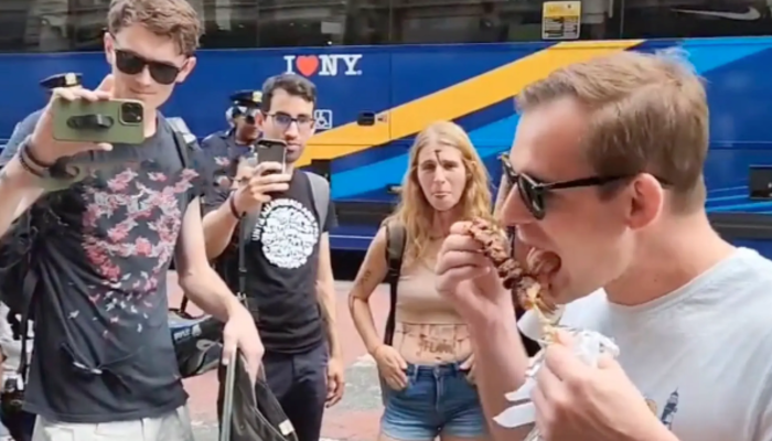 Vegan eylemcilerin protestosunu şiş kebap yiyerek böldü! Eylemcileri çıldırttı