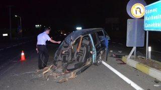 Yolcu otobüsüyle çarpışan otomobil ikiye bölündü