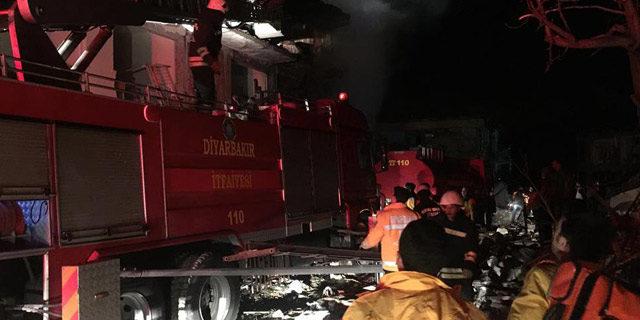 Diyarbakır da eş zamanlı saldırı: 1 şehit, 3 ü bebek 5 ölü 4