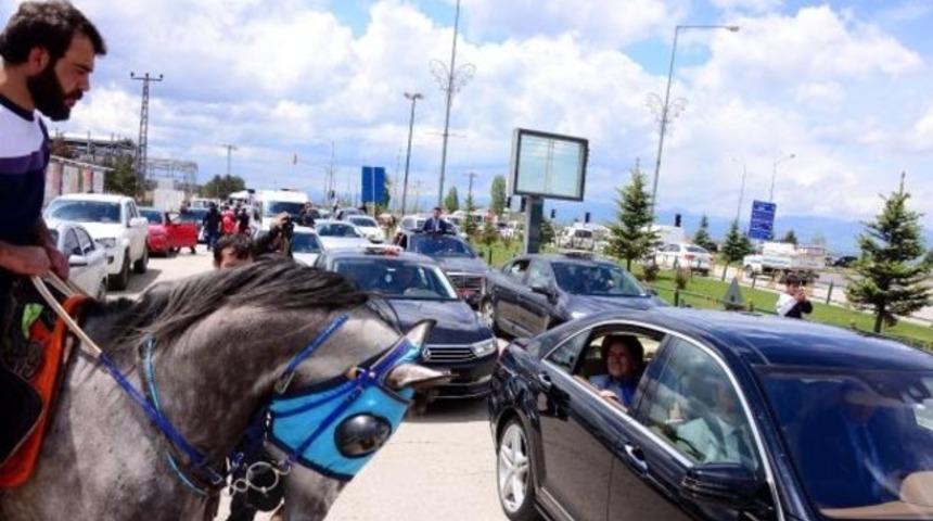 Akşener'i Erzurum'da ciritciler karşıladı