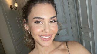 Eser Yenenler'in eşi Berfu düğün kostümüyle olay oldu! Demet'in gelinliğinden güzel