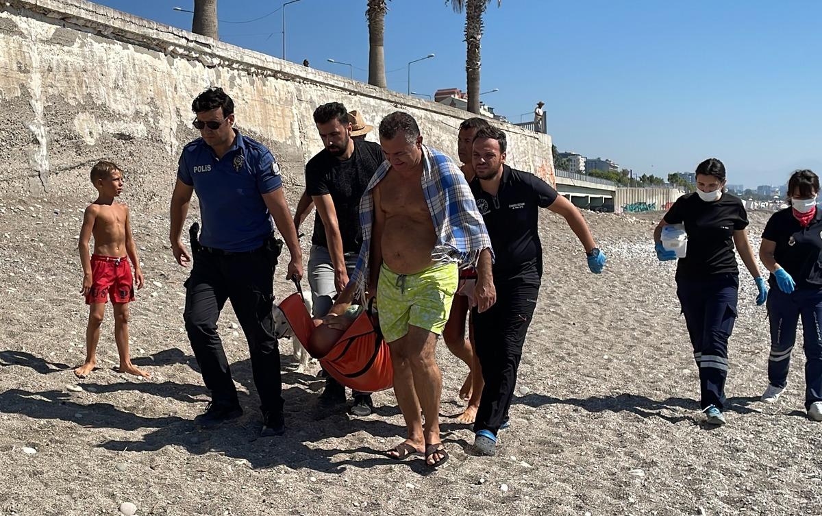 Antalya'da k&ouml;peğini ka&ccedil;ırmaya &ccedil;alışan ş&uuml;pheli tarafından bı&ccedil;aklanan kişi yaralandı