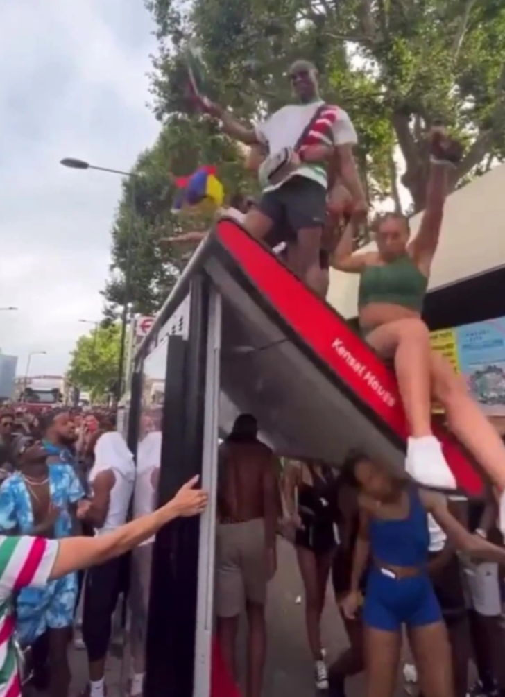 Otobüs durağının çatısında twerk yaptılar! Aniden çökünce insanların üstüne düştüler G1