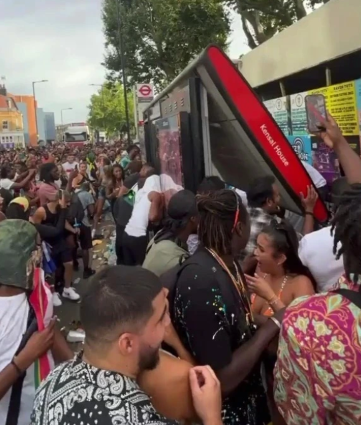 Otobüs durağının çatısında twerk yaptılar! Aniden çökünce insanların üstüne düştüler G2