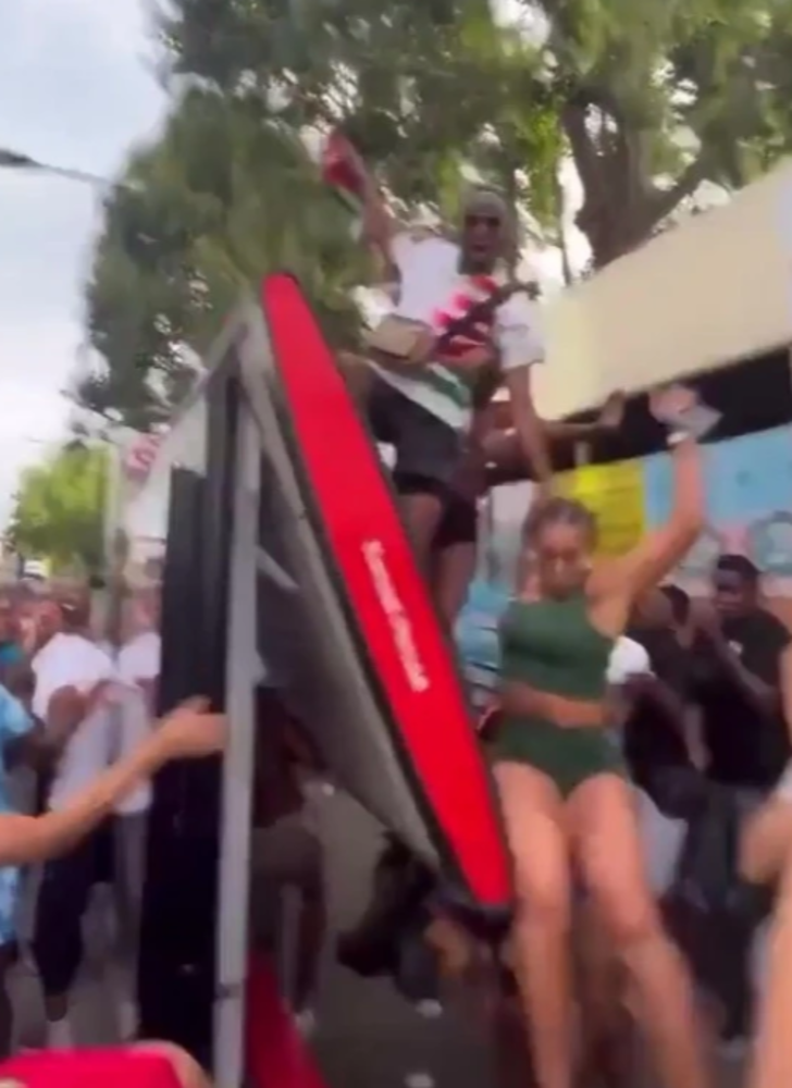 Otobüs durağının çatısında twerk yaptılar! Aniden çökünce insanların üstüne düştüler G3