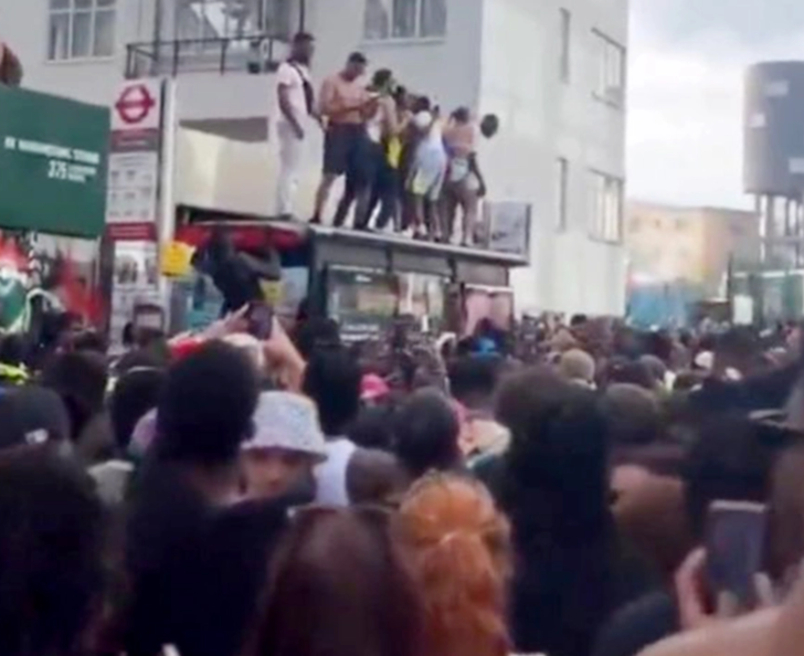 Otobüs durağının çatısında twerk yaptılar! Aniden çökünce insanların üstüne düştüler G4