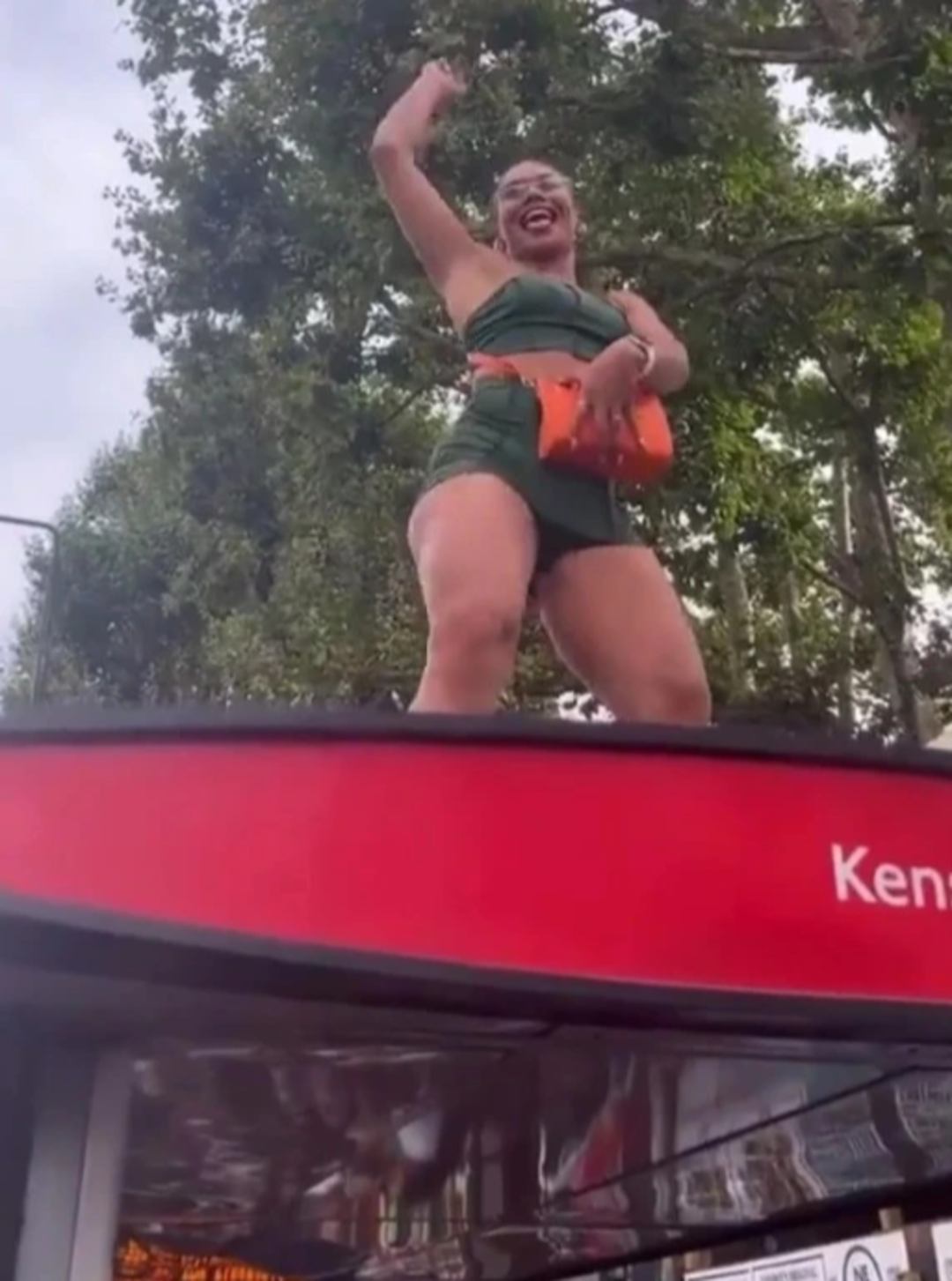 Otob&uuml;s durağının &ccedil;atısında twerk yaptılar! Aniden &ccedil;&ouml;k&uuml;nce insanların &uuml;st&uuml;ne d&uuml;şt&uuml;ler