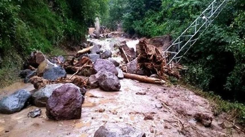 Rize’de şiddetli yağmur köy yollarını ulaşıma kapattı, hasara yol açtı