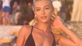 Melisa Döngel göğüs dekolteli süper mini elbisesiyle yıktı geçti! Ateş gibi yakıyorsun